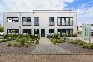 Ein modernes zweistöckiges Firmengebäude im Gewerbegebiet